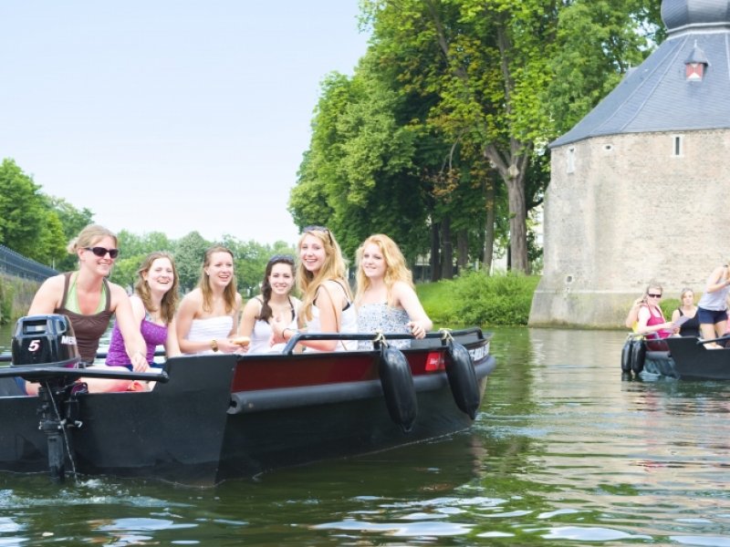 Motorboot varen in Breda