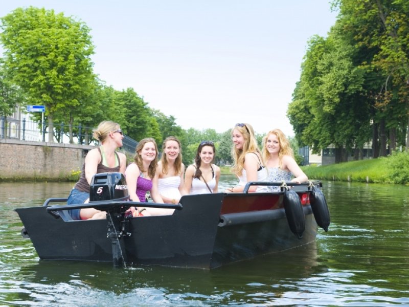 Motorboot varen in Breda